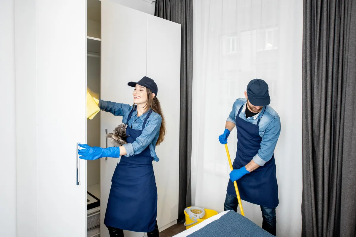 Reinigungsteam bei der sorgfältigen Reinigung einer Wohnung